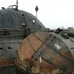 Detalle del K-159 y uno de los tanques vacíos que se usaron como pontones para que no se hundiera.
