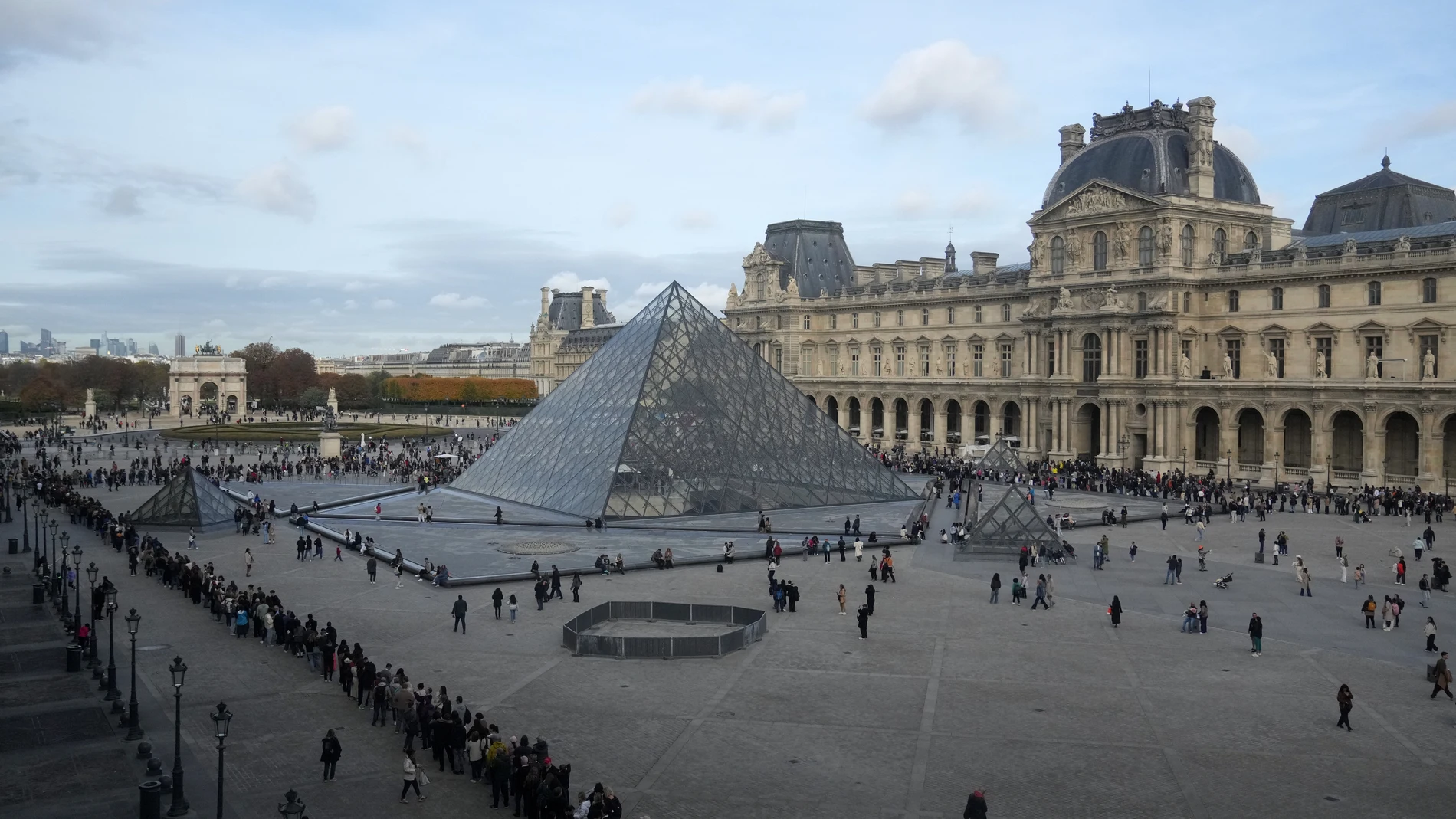 People queue outside the Louvre museum three days after historic jewels were stolen in a daring daylight heist, Wednesday, Oct. 22, 2025 in Paris. (AP Photo/Thibault Camus)