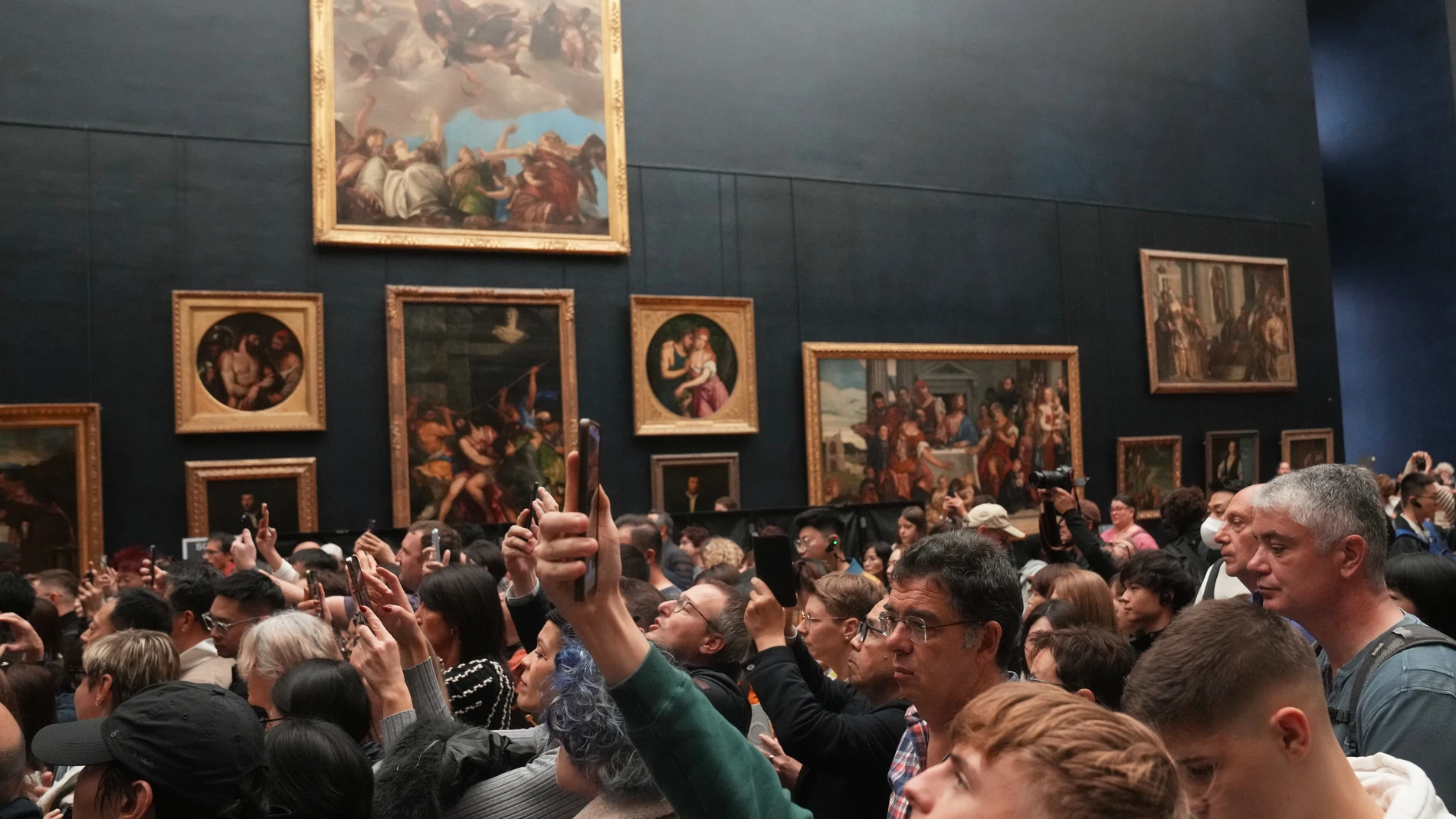 People visit the Louvre museum three days after historic jewels were stolen in a daring daylight heist, Wednesday, Oct. 22, 2025 in Paris. (AP Photo/Thibault Camus)