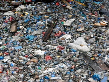 FOTODELD&Iacute;A BANDA ACEH (Indonesia), 22/10/2025. Montones de residuos pl&aacute;sticos se encuentran varados en el puerto tradicional cerca de la zona costera de Banda Aceh, Indonesia, este mi&eacute;rcoles. Los residuos pl&aacute;sticos de las zonas residenciales son arrastrados por los r&iacute;os durante las fuertes lluvias e inundaciones, terminando en los mares frente a las costas de Indonesia. EFE/ Hotli Simanjuntak 