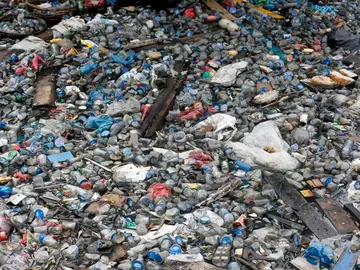 Contaminación por plásticos en Banda Aceh FOTODELDÍA BANDA ACEH (Indonesia), 22/10/2025. Montones de residuos plásticos se encuentran varados en el puerto tradicional cerca de la zona costera de Banda Aceh, Indonesia, este miércoles. Los residuos plásticos de las zonas residenciales son arrastrados por los ríos durante las fuertes lluvias e inundaciones, terminando en los mares frente a las costas de Indonesia. EFE/ Hotli Simanjuntak