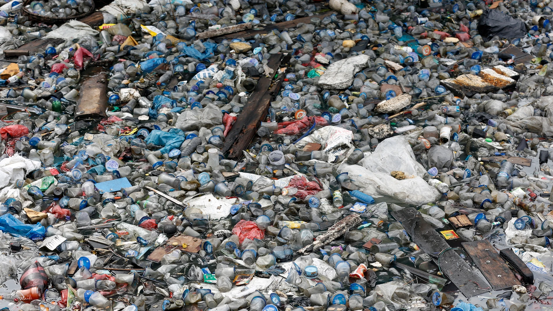 FOTODELDÍA BANDA ACEH (Indonesia), 22/10/2025. Montones de residuos plásticos se encuentran varados en el puerto tradicional cerca de la zona costera de Banda Aceh, Indonesia, este miércoles. Los residuos plásticos de las zonas residenciales son arrastrados por los ríos durante las fuertes lluvias e inundaciones, terminando en los mares frente a las costas de Indonesia. EFE/ Hotli Simanjuntak