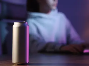 El Gobierno avanza en la tramitación de la Ley de Bebidas Energéticas, que prohibe su venta a menores de 16 años Bebida energética y un menor de edad en el ordenador REMITIDA / HANDOUT por GOBIERNO DE ASTURIAS Fotografía remitida a medios de comunicación exclusivamente para ilustrar la noticia a la que hace referencia la imagen, y citando la procedencia de la imagen en la firma 22/10/2025