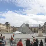 El museo del Louvre reabre sus puertas por primera vez tras el robo de joyas del domingo