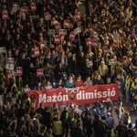 Cerca de 40 organizaciones sociales, cívicas y sindicatos de izquierda de la Comunitat Valenciana celebran una manifestación en protesta por la gestión de la dana y con el lema "Mazón dimisión", en alusión al president de la Generalitat, que saldrá desde la plaza del Ayuntamiento y recorrerá varias calles del centro hasta llegar al Palau de la Generalitat.