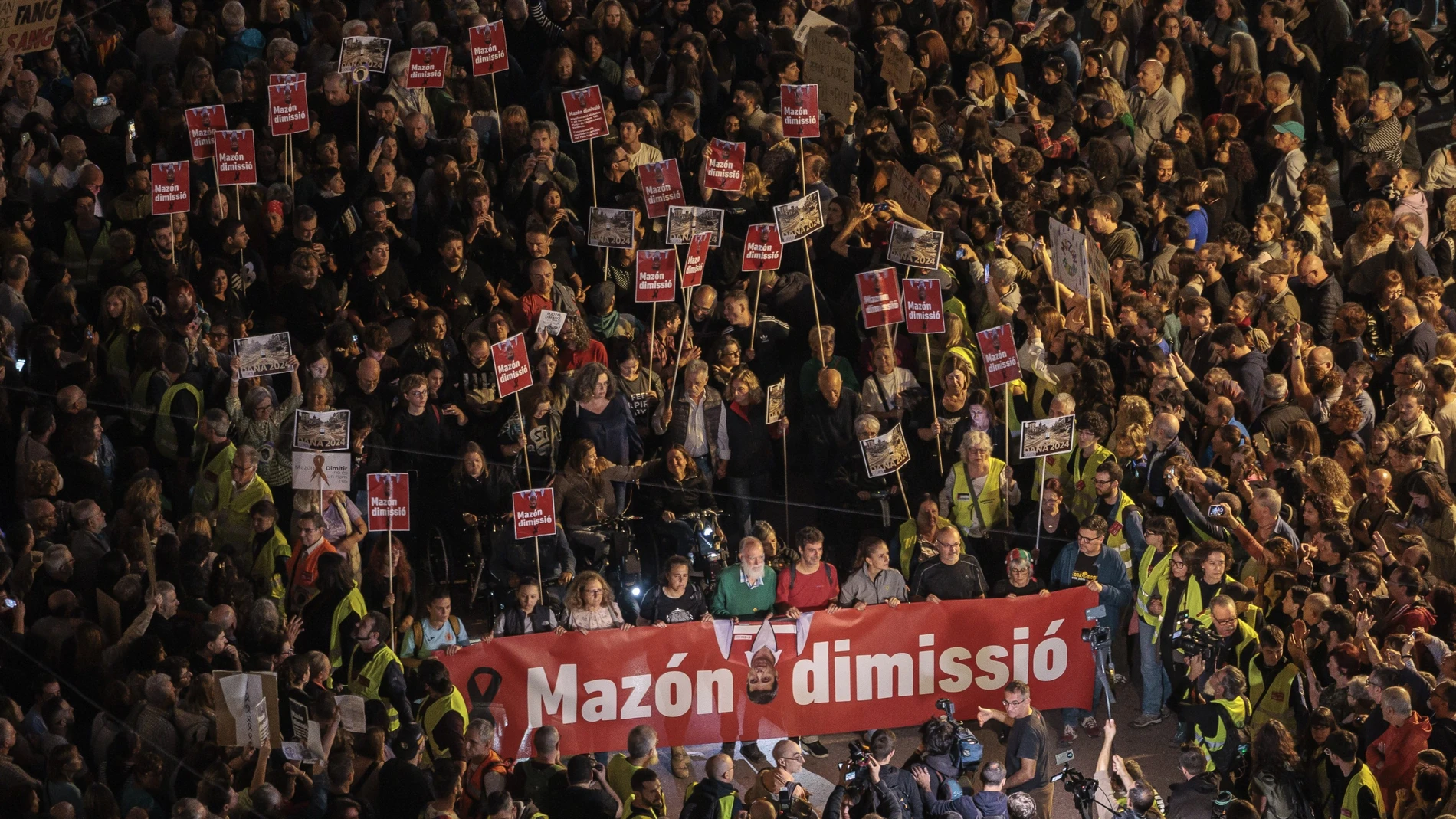 Cerca de 40 organizaciones sociales, cívicas y sindicatos de izquierda de la Comunitat Valenciana celebran una manifestación en protesta por la gestión de la dana y con el lema "Mazón dimisión", en alusión al president de la Generalitat, que saldrá desde la plaza del Ayuntamiento y recorrerá varias calles del centro hasta llegar al Palau de la Generalitat.