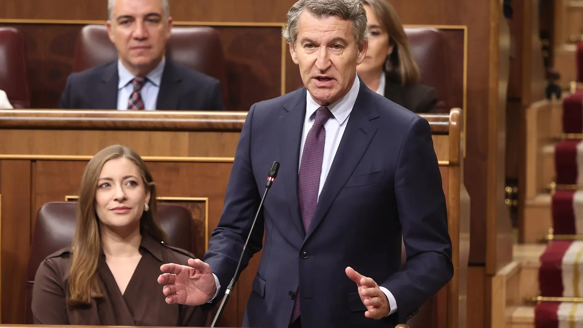 Feijóo pregunta a Sánchez si el PSOE se ha financiado ilegalmente y el presidente lo niega con rotundidad: "No"