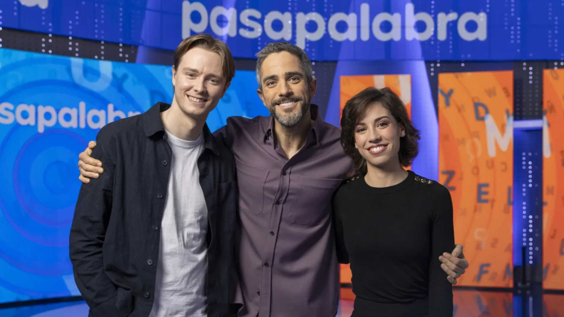 Roberto Leal junto a Manu y Rosa en 'Pasapalabra'