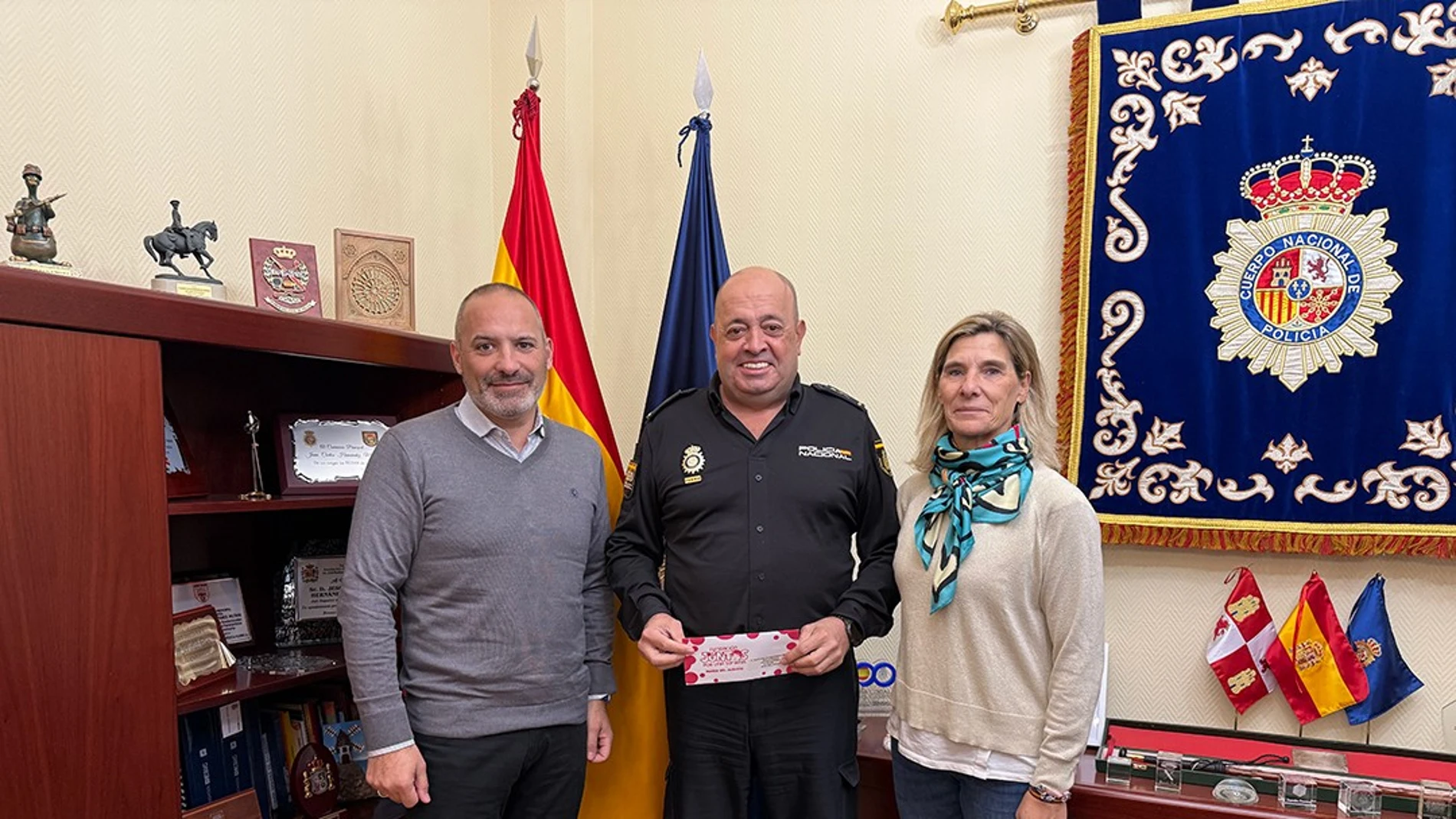 El jefe superior de Policía de Castilla y León, Juan Carlos Hernández Muñoz, junto a los representantes de "Juntos por una Sonrisa"