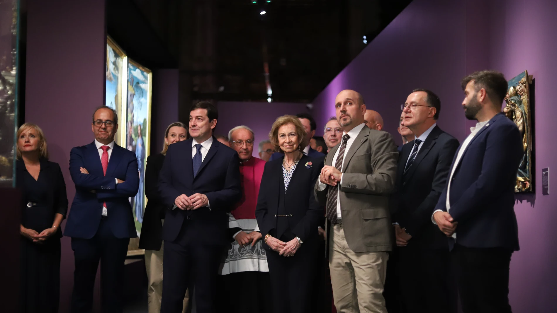 La Reina Sofía durante su visita a la muestra "Esperanza" de Las Edades del Hombre en Zamora junto a Fernández Mañueco o el obispo Fernando Valera