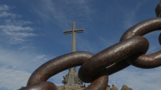 La cruz monumental que preside el recinto del Valle de los Ca&iacute;dos, renombrado de Cuelgamuros por la Ley de Memoria Democr&aacute;tica