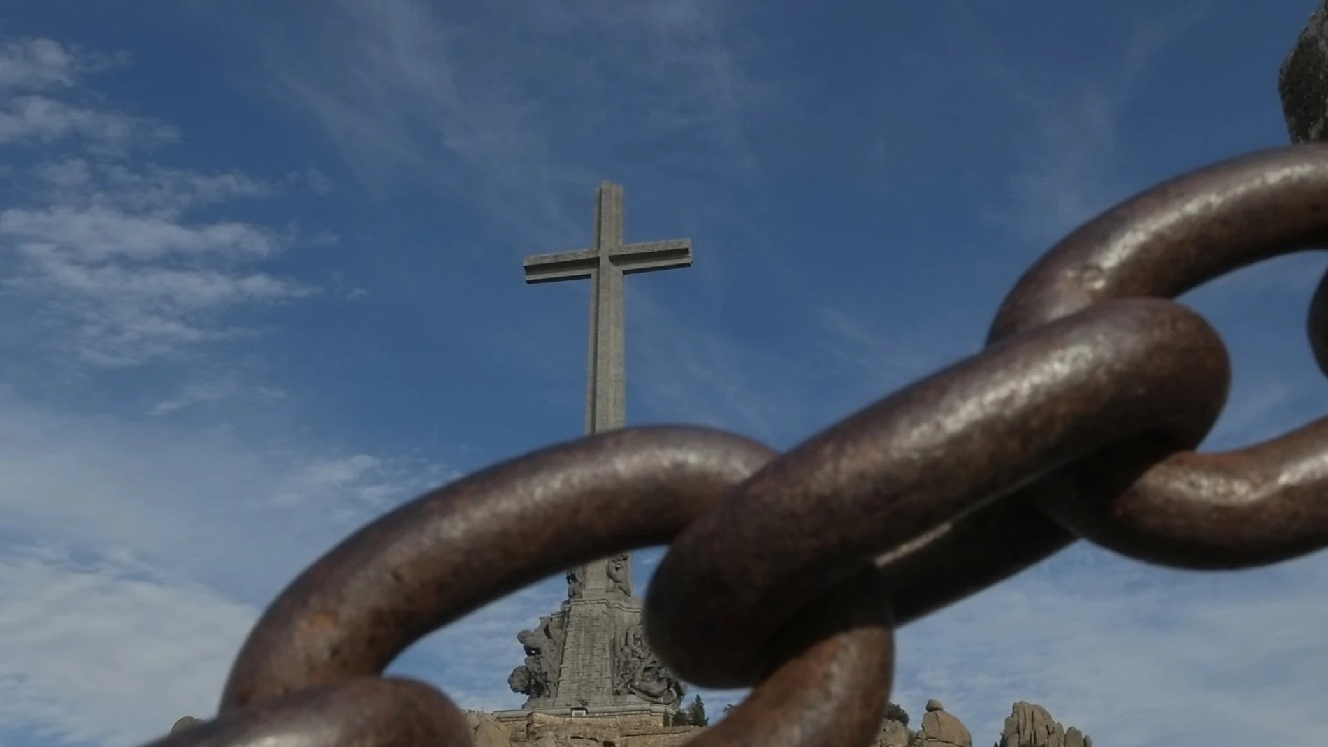 La cruz monumental que preside el recinto del Valle de los Caídos, renombrado de Cuelgamuros por la Ley de Memoria Democrática