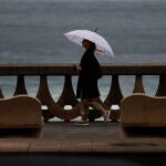 Una mujer camina por el paseo mar&iacute;timo de A Coru&ntilde;a