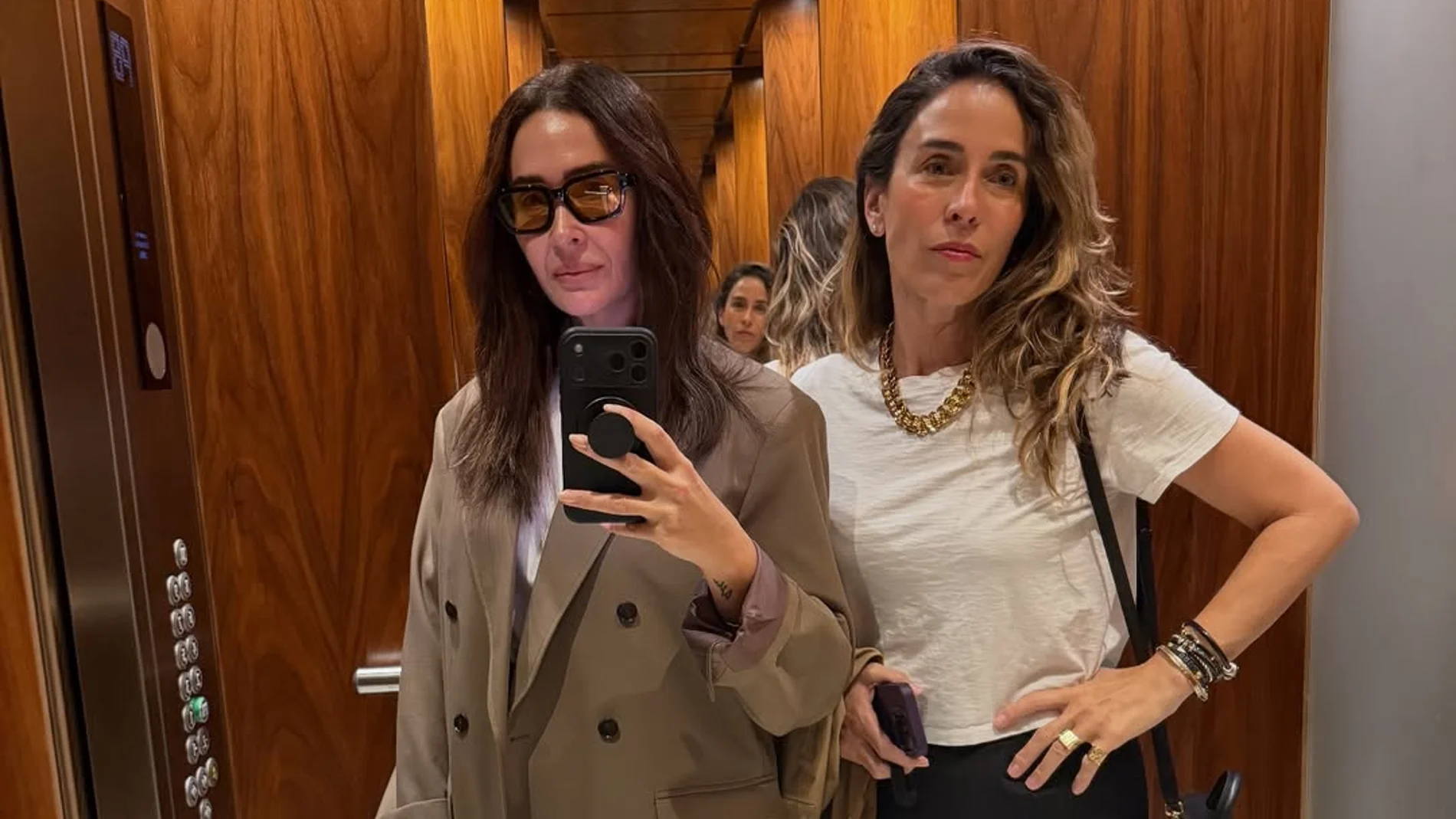 Vicky Martín Berrocal y su look con traje en México.