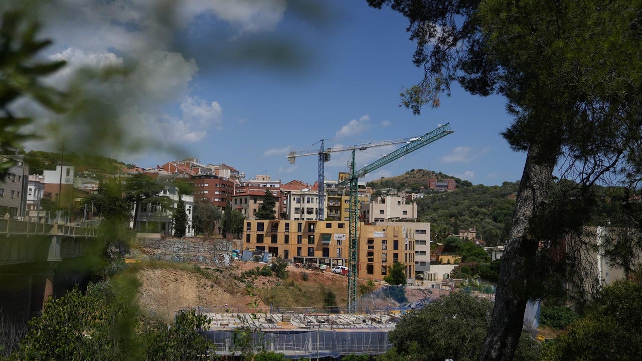El Síndic de Barcelona inicia la mediación entre Ayuntamiento y vecinos de Vallcarca por el desalojo