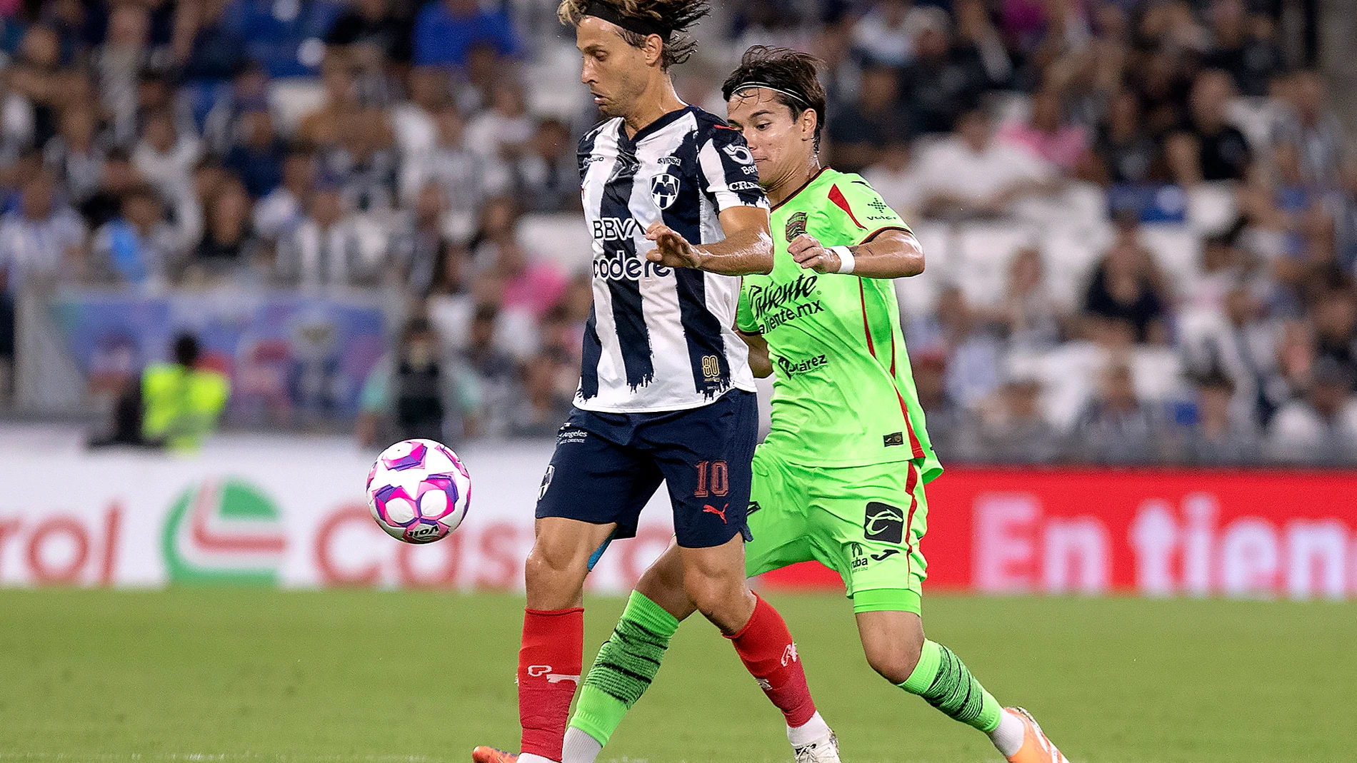 MEX6265. GUADALUPE (MÉXICO), 21/10/2025.- Sergio Canales (i) de Monterrey disputa un balón con Diego Ochoa (d) de Juárez este martes, en un partido de la Liga MX entre Monterrey y Juárez en el estadio BBVA, en Guadalupe (México). EFE/ Antonio Ojeda