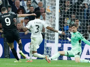 Courtois le ha hecho un paradón a Vlahovic MADRID, 22/10/2025.- El portero del Real Madrid Thibaut Courtois (d) en acción este miércoles, durante el partido de la jornada 3 de la Liga de Campeones UEFA, entre el Real Madrid y la Juventus, en el estadio Santiago Bernabéu de Madrid. EFE/ JuanJo Martín