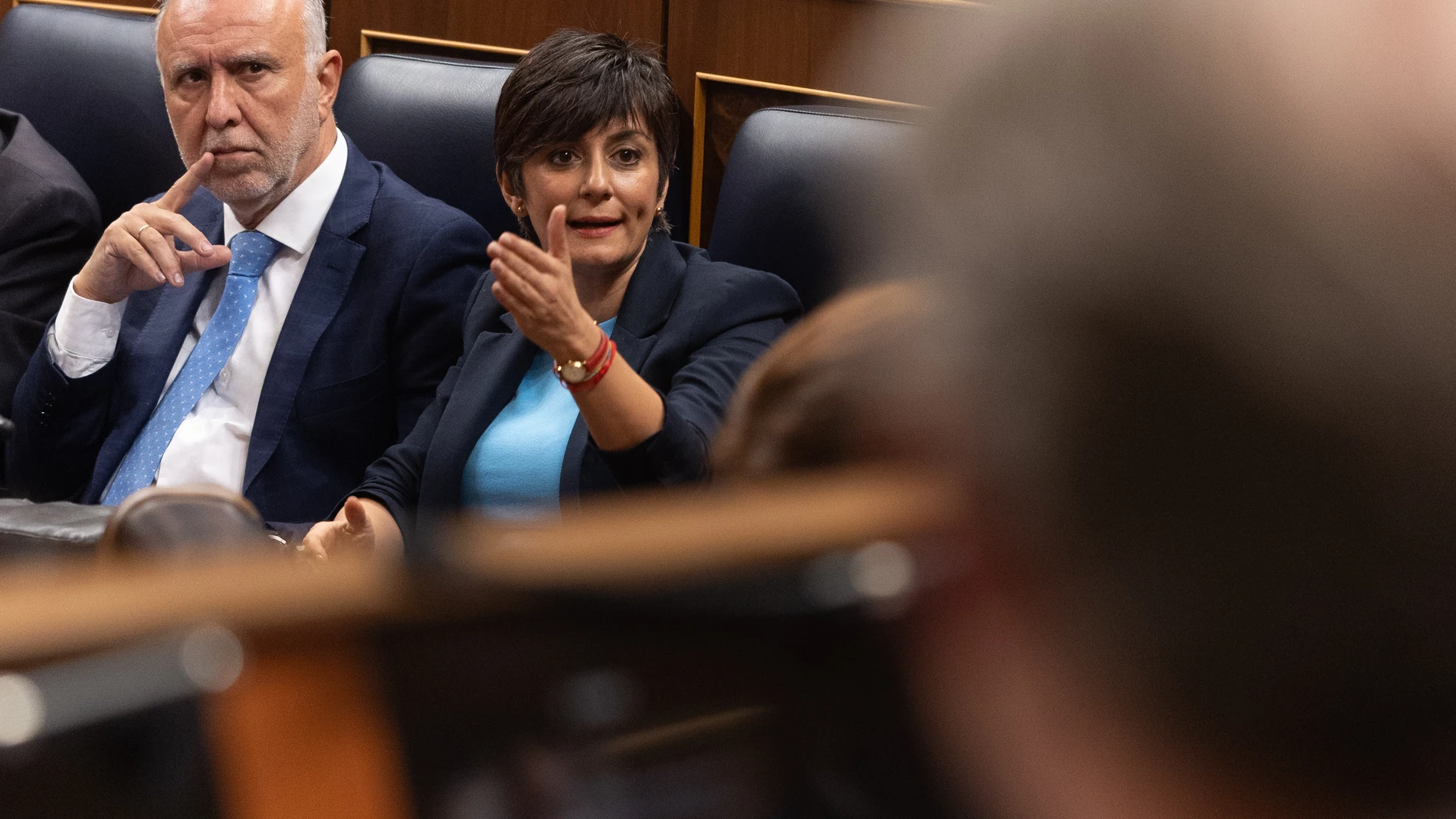 El ministro de Política Territorial y Memoria Democrática, Ángel Víctor Torres, y la ministra de Vivienda y Agenda Urbana, Isabel Rodríguez, durante una sesión de control al Gobierno, en el Congreso de los Diputados, a 22 de octubre de 2025, en Madrid (España). El Gobierno se enfrenta de nuevo a preguntas relacionadas con la estabilidad económica por la falta de presupuestos generales. Además, se presentan iniciativas no de ley sobre teletrabajo rural y control telemático en casos de violenci...