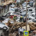 Decenas de coches amontonados, a 31 de octubre de 2024, en Sedaví, Valencia, Comunidad Valenciana (España).