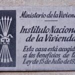 Una de las omnipresentes placas del Ministerio de la Vivienda franquista