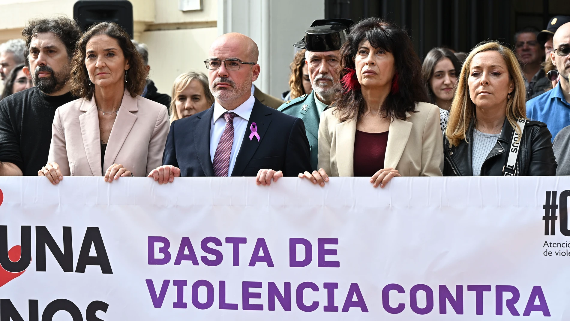 MADRID, 22/10/2025.- La ministra de Igualdad, Ana Redondo (2d), junto al delegado del Gobierno, Francisco Martín Aguirre (2i), asisten al minuto de silencio convocado por las dos últimas víctimas de violencia de género, en Madrid y en Guipúzcoa, este miércoles, a las puertas de la Delegación del Gobierno. EFE/ Fernando Villar