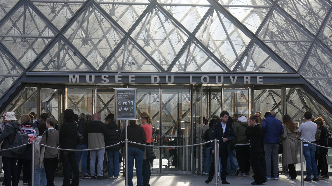 La empresa de la grúa que usaron los ladrones del Louvre presume en redes de su eficacia: "Transporta tus tesoros en total silencio"