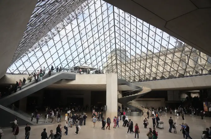La policía francesa detiene a dos sospechosos relacionados con el robo del Louvre La policía francesa detiene a dos sospechosos relacionados con el robo del Louvre