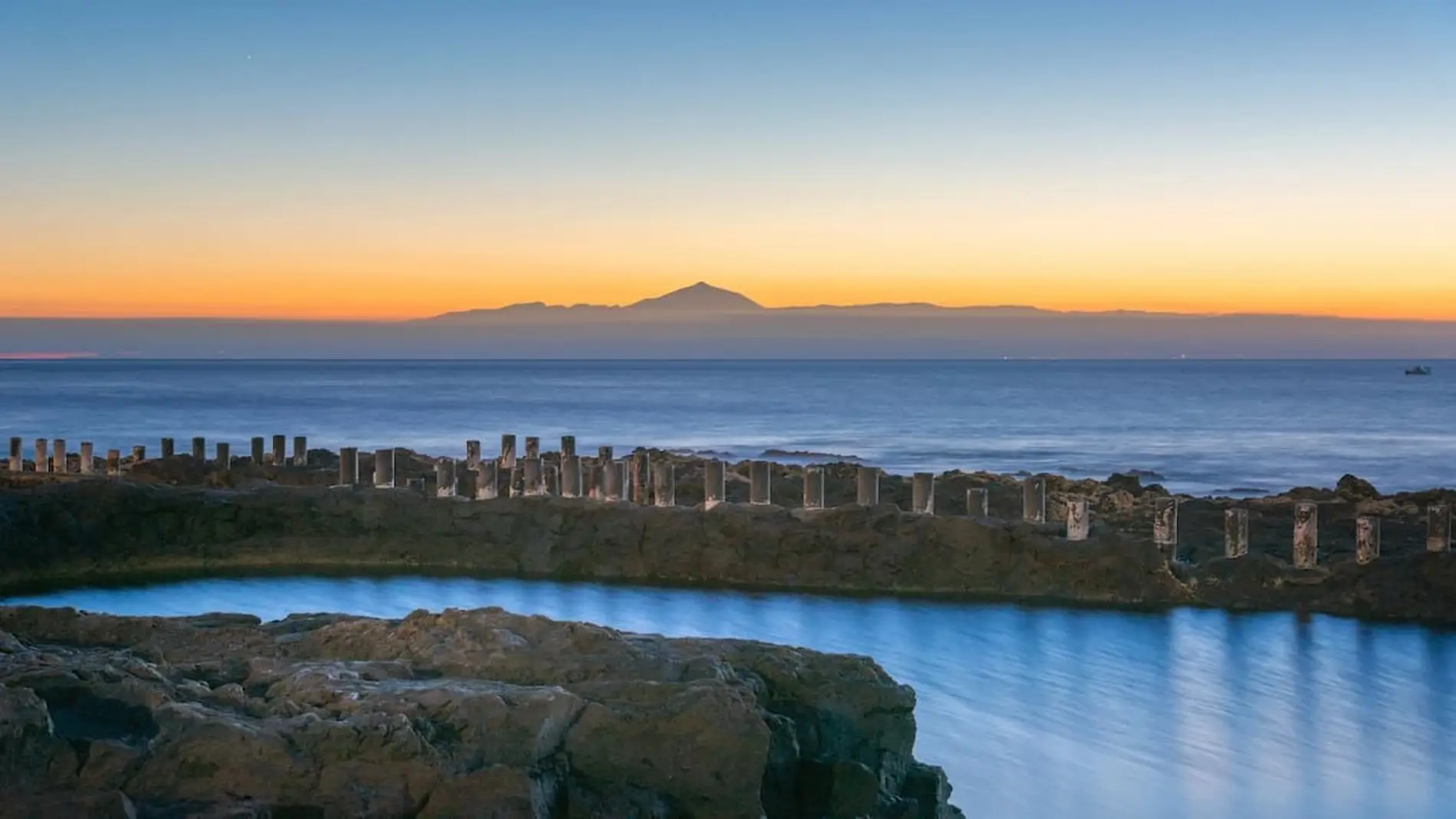 Agaete con el Teide de fondo