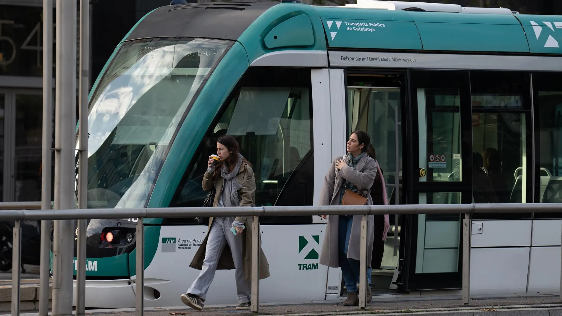 Varias personas salen de un tranvía, a 13 de diciembre de 2024, en Barcelona, Catalunya (España).
