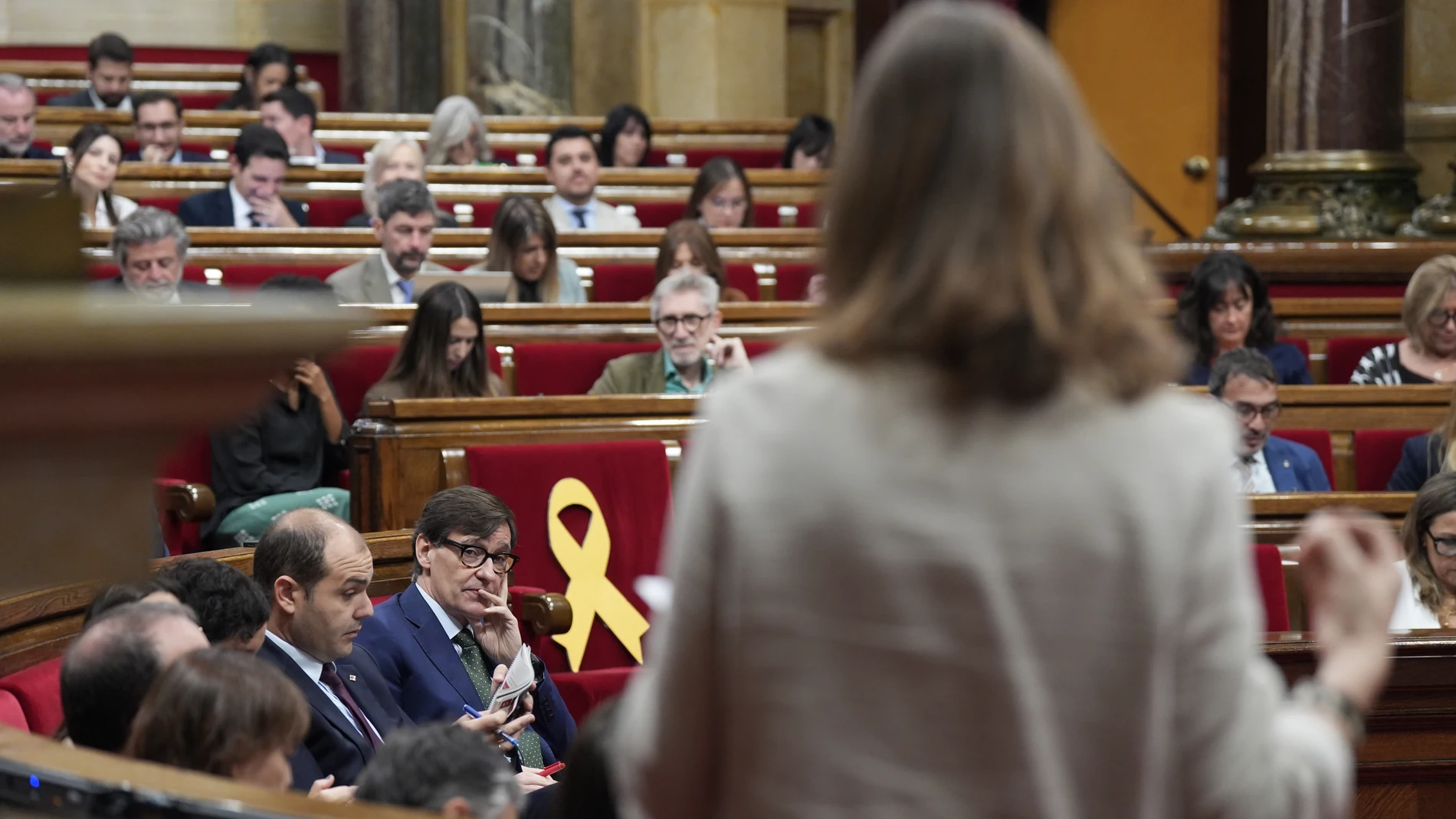 El conseller de la Presidencia de la Generalitat, Albert Dalmau y el president de la Generalitat, Salvador Illa, durante un pleno en el Parlament de Catalunya, a 22 de octubre de 2025, en Barcelona, Catalunya (España). El pleno del Parlament de ese miércoles y jueves llevará a debate dos decretos ley del Govern: el que crea un Fondo Extraordinario Adicional 2025 para los Entes Locales y el que amplía las actuaciones que se pueden financiar con el Fondo de Transición Nuclear. 22 OCTUBRE 2025 ...