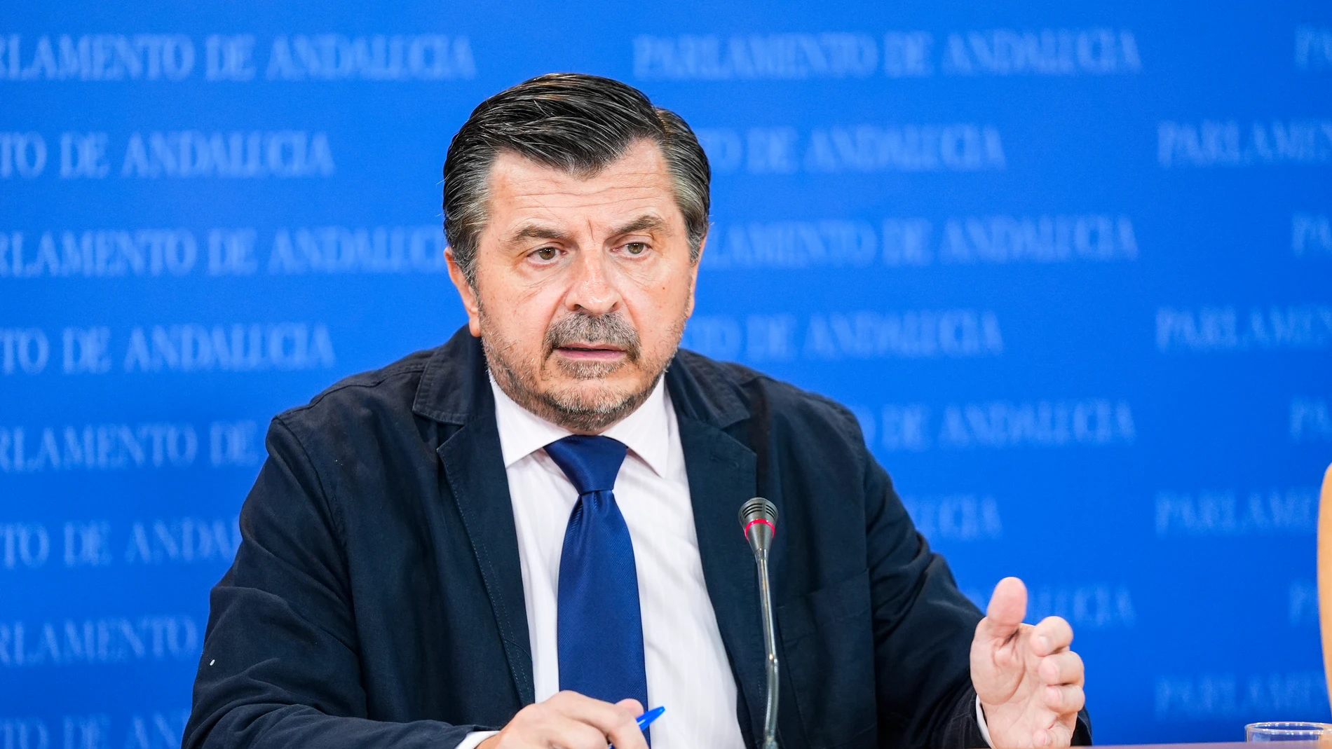 El portavoz del Grupo Parlamentario Popular, Toni Martín, durante la ronda de ruedas de prensa de portavoces de los grupos parlamentarios en el Parlamento de Andalucía, a 22 de octubre de 2025 en Sevilla (Andalucía, España). Los portavoces de los grupos parlamentarios, se dan cita en la sala de prensa para atender a los medios de comunicación de forma periódica.22 OCTUBRE 2025Joaquin Corchero / Europa Press22/10/2025