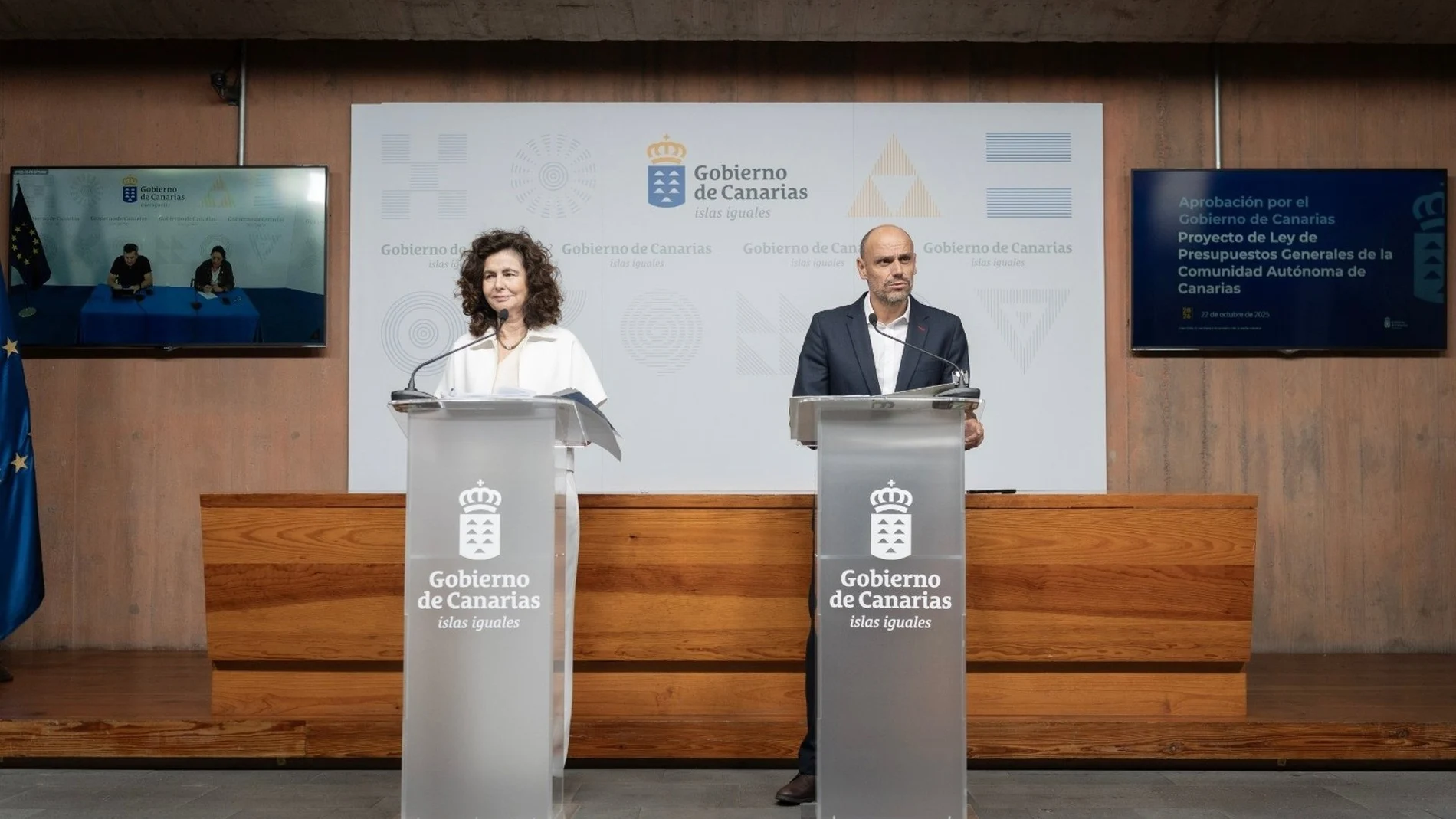 La consejera de Hacienda del Gobierno de Canarias, Matilde Asián, y el portavoz del Ejecutivo, Alfonso Cabello, en una rueda de prensa para dar cuenta de los acuerdos del Consejo de Gobierno