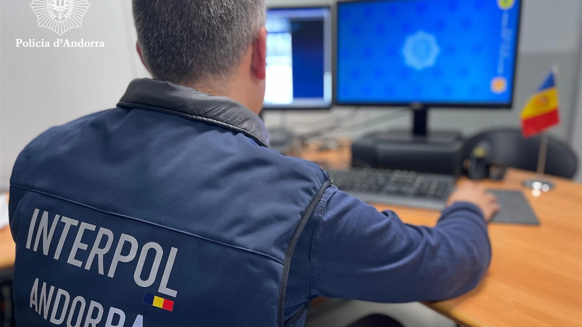 Un agente de Interpol Andorra REMITIDA / HANDOUT por POLICÍA DE ANDORRA Fotografía remitida a medios de comunicación exclusivamente para ilustrar la noticia a la que hace referencia la imagen, y citando la procedencia de la imagen en la firma 22/10/2025