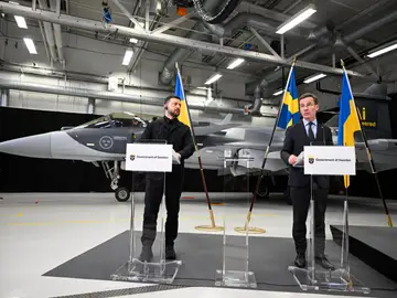 El primer ministro sueco, Ulf Kristersson (d), y el presidente ucraniano, Volodímir Zelenski (i), asisten a una conferencia de prensa tras su reunión y visita a Saab en Linköping el 22 de octubre FOTODELDÍA LINKÖPING (Suecia), 22/10/2025.- El primer ministro sueco, Ulf Kristersson (d), y el presidente ucraniano, Volodímir Zelenski (i), asisten a una conferencia de prensa tras su reunión y visita a Saab en Linköping, Suecia, este miércoles. La visita de Zelenski a Linköping, sede del contratista de defensa sueco Saab, se centra en la cooperación en defensa y un posible acuerdo de exportación de defensa. EFE/ Fredrik Sandberg SWEDEN OUT