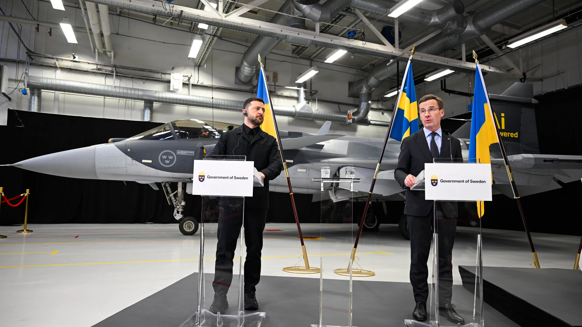 FOTODELDÍA LINKÖPING (Suecia), 22/10/2025.- El primer ministro sueco, Ulf Kristersson (d), y el presidente ucraniano, Volodímir Zelenski (i), asisten a una conferencia de prensa tras su reunión y visita a Saab en Linköping, Suecia, este miércoles. La visita de Zelenski a Linköping, sede del contratista de defensa sueco Saab, se centra en la cooperación en defensa y un posible acuerdo de exportación de defensa. EFE/ Fredrik Sandberg SWEDEN OUT