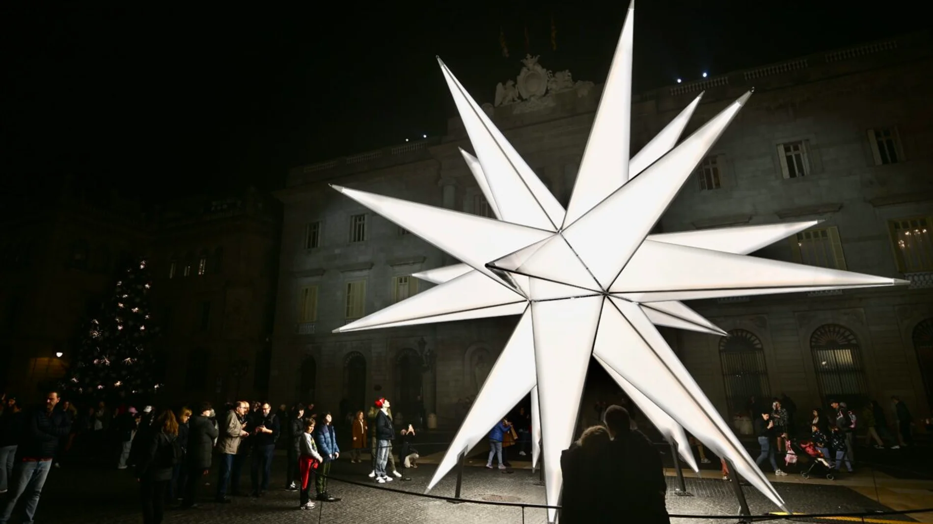 La estrella que sustituyó al pesebre en la Plaza Sant Jaume en 2024