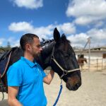 Carlos Hernández, psicólogo especializado en terapias y aprendizaje asistidos con equinos
