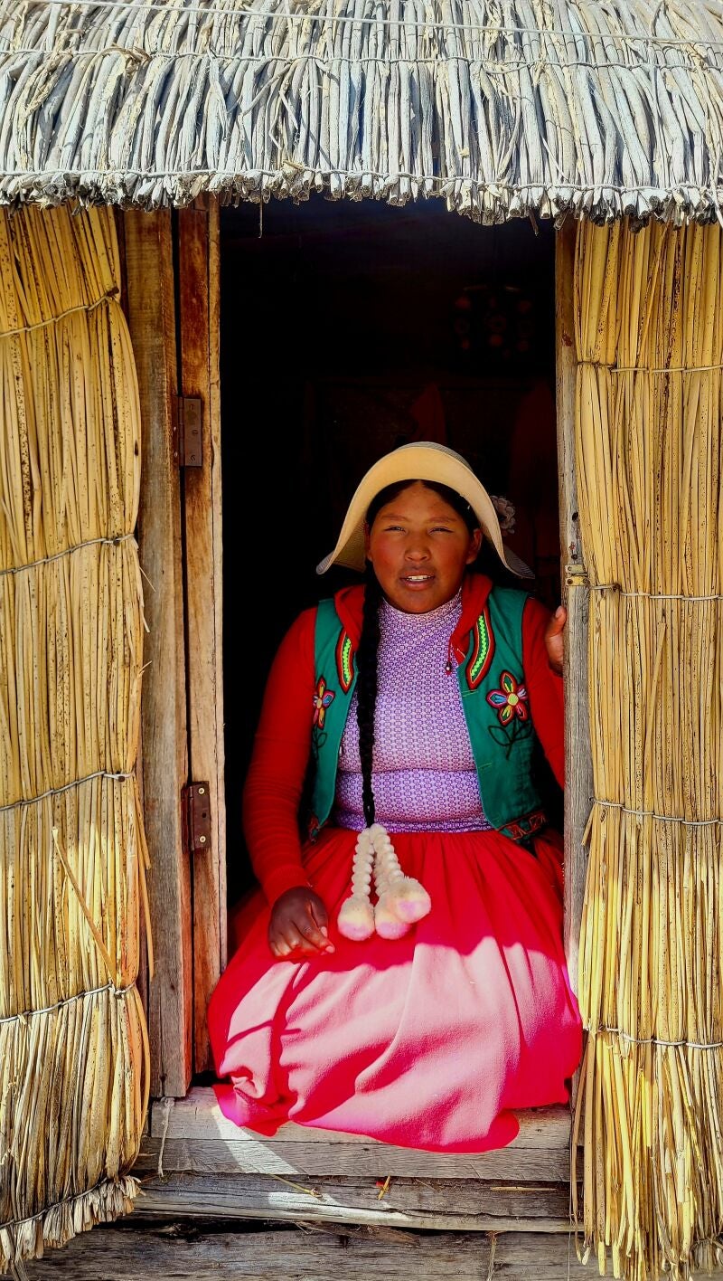 En la Isla de los Uros, las islas de totora flotan sobre el Titicaca