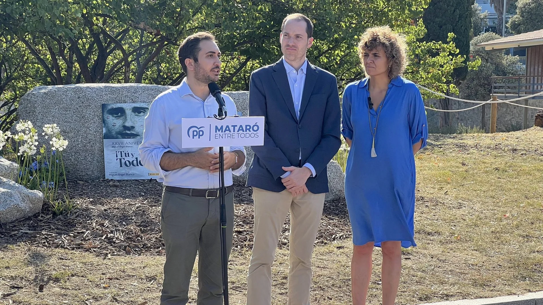 El diputado del PP, Cristian Escribano, junto a Juan Fernández y Dolors Montserrat