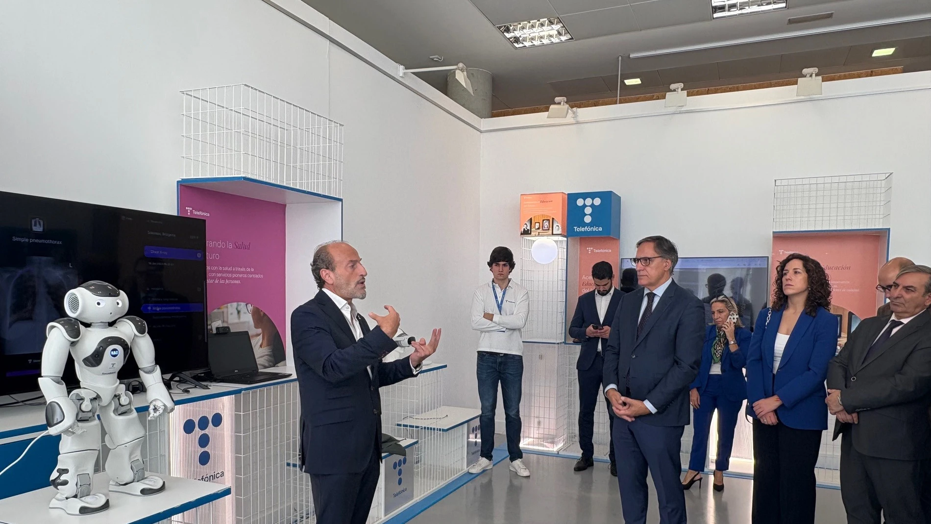 Sanz Merino visita la Feria InnovaTE en Salamanca junto al alcalde García Carbayo