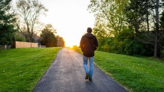 Qué significa caminar con la mirada puesta en el suelo, según la psicología