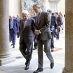 El rey Felipe VI, presidente de honor del Patronato del Real Instituto Elcano, conversa con el expresidente del Gobierno Felipe González (c-i) mientras se dirige a presidir la reunión del Patronato de la Fundación Real Instituto Elcano de Estudios Internacionales y Estratégicos celebrada este lunes en el Palacio de El Pardo. 