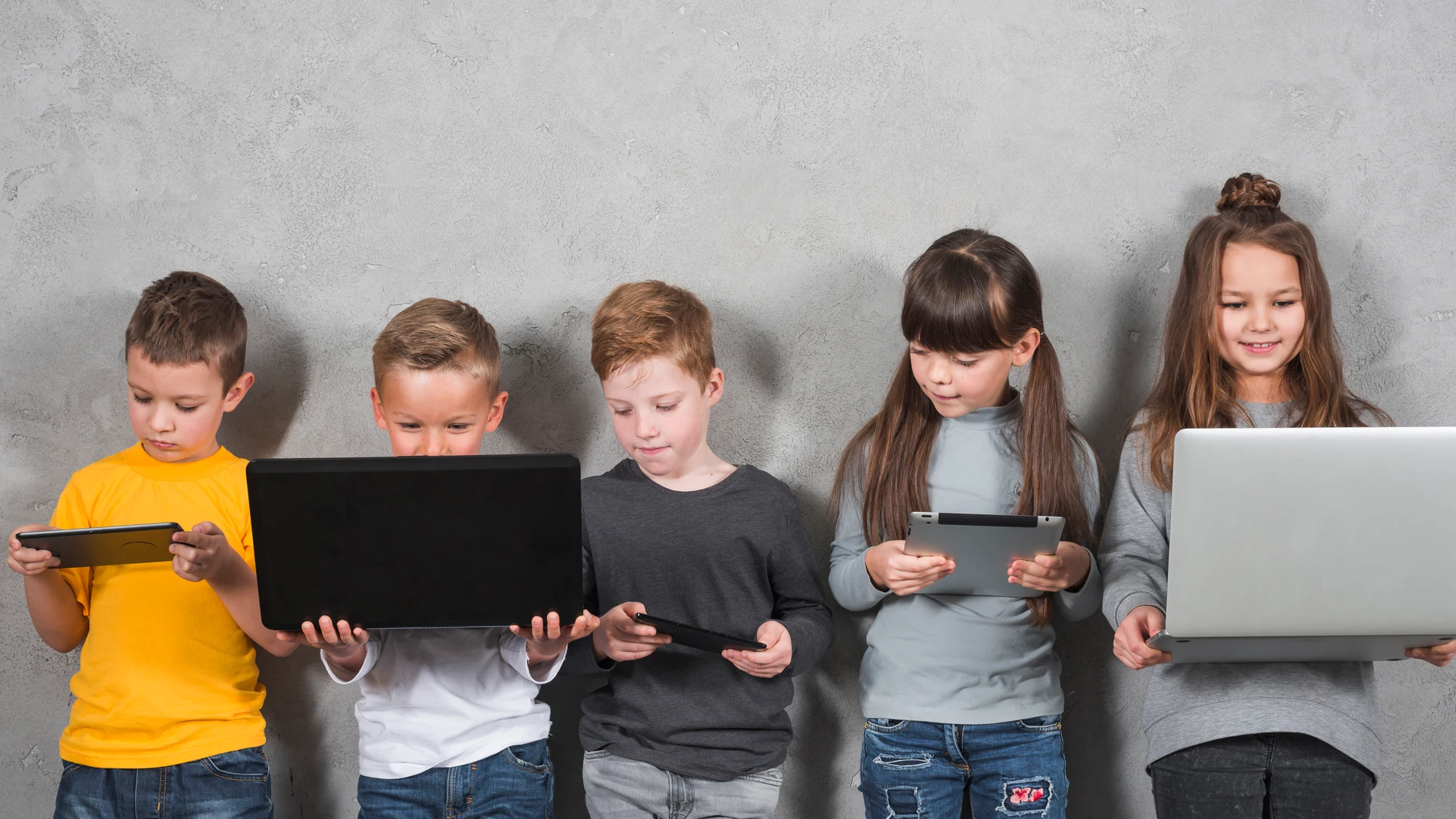 (Foto de ARCHIVO) Menores utilizando un dispositivo conectado a Internet. REMITIDA / HANDOUT por FREEPIK Fotografía remitida a medios de comunicación exclusivamente para ilustrar la noticia a la que hace referencia la imagen, y citando la procedencia de la imagen en la firma 28/11/2018