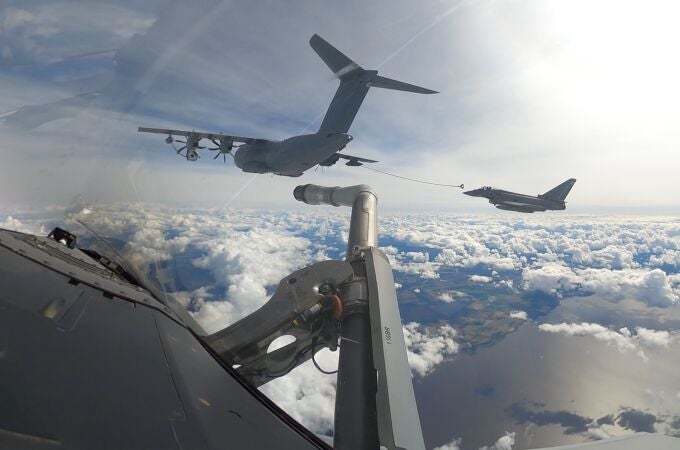 Operación de reabastecimiento en el aire Operación de reabastecimiento en el aire