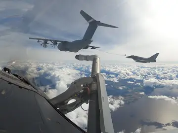 Operación de reabastecimiento en el aire Operación de reabastecimiento en el aire