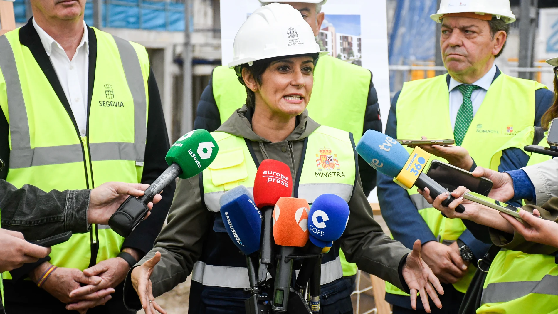 La ministra de Vivienda y Agenda Urbana, Isabel Rodríguez, atiende a los medios durante una visita a una promoción de vivienda, a 22 de octubre de 2025, en Segovia, Castilla y León (España). Rodríguez ha visitado dos promociones de 53 y 93 viviendas asequibles en el marco del Plan de Vivienda en Alquiler Asequible (PVAA) del Gobierno de España. 22 OCTUBRE 2025 Nacho Valverde / Europa Press 22/10/2025