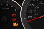 Sin empujones ni cables: el truco de un mecánico para arrancar un coche con la batería muerta