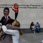 Familiares de las víctimas de la DANA durante una concentración en las inmediaciones de la Ciudad de la Justicia de Valencia, donde han ido a declarar la exconsellera de Emergencias y el exsecretario del departamento, a 11 de abril de 2025, en Valencia, Comunidad Valenciana (España).