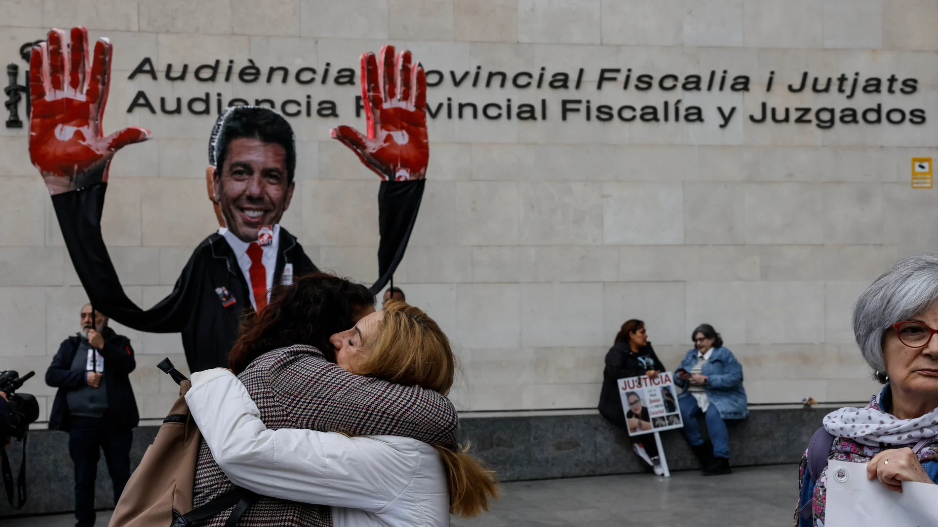Familiares de las víctimas de la DANA durante una concentración en las inmediaciones de la Ciudad de la Justicia de Valencia, donde han ido a declarar la exconsellera de Emergencias y el exsecretario del departamento, a 11 de abril de 2025, en Valencia, Comunidad Valenciana (España).