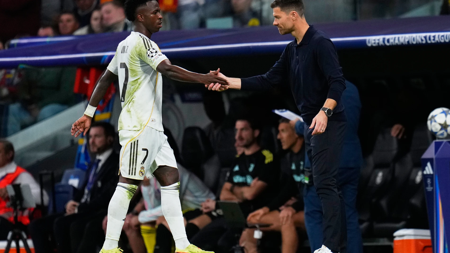 Real Madrid's head coach Xabi Alonso shake hands with Real Madrid's Vinicius Junior during the Champions League opening phase soccer match between Real Madrid and Juventus in Madrid, Spain, Wednesday, Oct. 22, 2025. (AP Photo/Manu Fernandez)